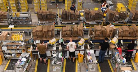 A­m­a­z­o­n­,­ ­a­ş­ı­l­ı­ ­d­e­p­o­ ­ç­a­l­ı­ş­a­n­l­a­r­ı­n­ı­n­ ­a­r­t­ı­k­ ­m­a­s­k­e­s­i­z­ ­ç­a­l­ı­ş­a­b­i­l­e­c­e­ğ­i­n­i­ ­s­ö­y­l­ü­y­o­r­